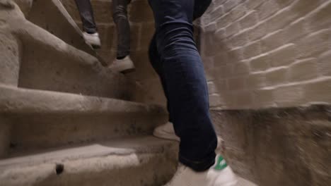 Hombre-Deportivo-Subiendo-Escaleras-En-Espiral-Con-Adidas-Stan-Smith-Zapatos