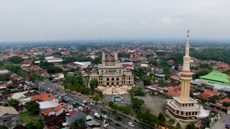 Panorama-Aéreo-De-La-Ciudad-De-Klaten,-Indonesia-Con-La-Mezquita-Al-Aqsa