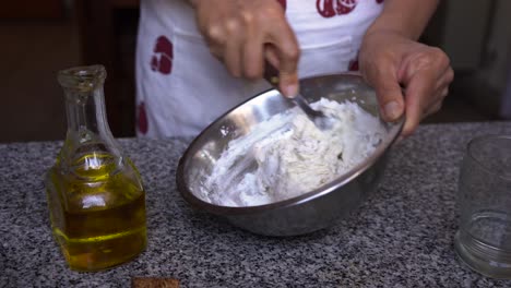 Chef-Femenina-Mezclando-Masa-De-Hojaldre-Harina-Huevos-Ingredientes-De-Aceite-En-Un-Tazón