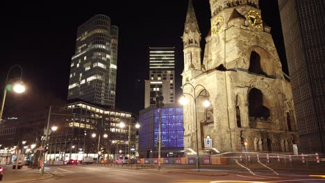 Lapso-De-Tiempo-De-La-Noche-De-Berlín-Frente-A-La-Iglesia-Conmemorativa-Y-Los-Rascacielos