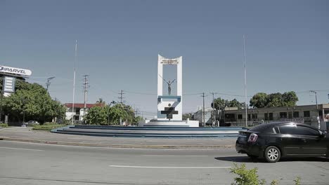 Traffic-passes-in-the-roundabout-in-front-of-the-Monumento-a-La-Constitución-in-a-sunny-day