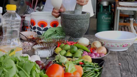 Chef-Usando-Un-Gran-Mortero-De-Piedra-Para-Triturar-Y-Preparar-Los-Ingredientes