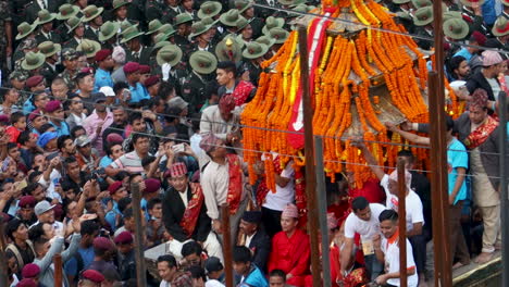 Eine-Menschenmenge-Zieht-Den-Geschmückten-Streitwagen-Von-Kumari,-Der-Lebenden-Göttin-Der-Newar-Gemeinschaft-In-Kathmandu,-Während-Der-Feierlichkeiten-Zum-Indra-Jatra-Fest