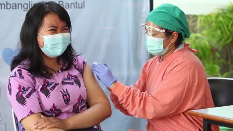 Yogyakarta,-Indonesia---Feb-15,-2021-:-female-health-workers-at-a-hospital-are-being-injected-with-the-corona-virus-vaccine