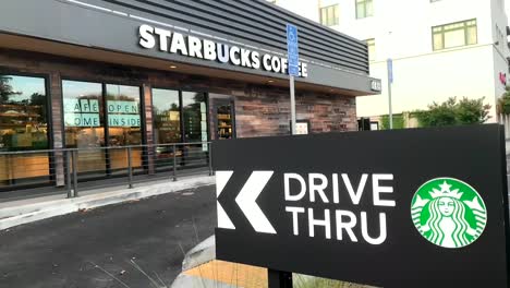 Fahren-Sie-Durch-Das-Starbucks-Coffee-Shop-In-San-Jose,-Kalifornien