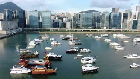Hong-Kong-Marina-Mit-Verankerten-Booten-Und-Gebäuden-Im-Kwun-Tong-bereich,-Luftbild-Aus-Niedrigem-Winkel