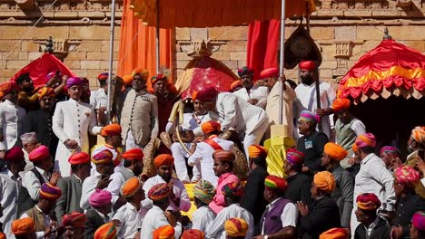 Nuevo-Rey-De-Jaisalmer-Se-Sienta-En-El-Trono-Después-De-La-Ceremonia-De-Coronación