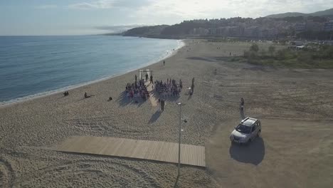 La-Novia-Camina-Hacia-El-Altar-En-Una-Pequeña-E-Idílica-Boda-En-La-Playa-En-La-Costa-Catalana-De-España