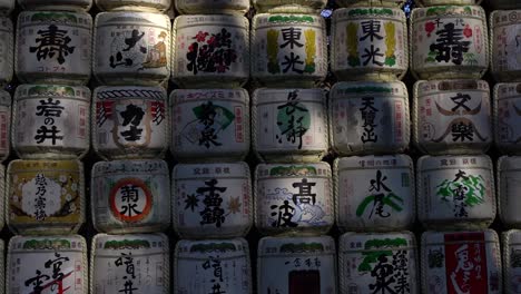 Zeitlupe-Nach-Links,-Spaziergang-Zwischen-Berühmten-Sake-Fässern-Am-Meiji-Schrein-In-Tokio-–-Nahaufnahme