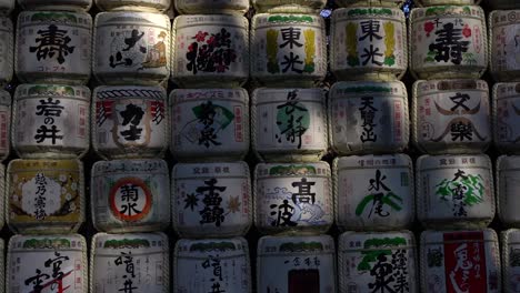 Cámara-Lenta-A-La-Izquierda-Caminando-Entre-Famosos-Barriles-De-Sake-En-El-Santuario-Meiji-En-Tokio---Cerrar