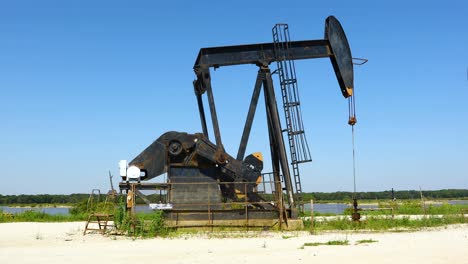 Este-Es-Un-Video-De-La-Configuración-De-Una-Torre-De-Perforación-De-Petróleo-En-El-Refugio-Nacional-De-Vida-Silvestre-Hagerman-En-El-Lago-Texoma-En-Sherman-Texas