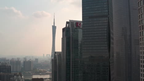 Epischer-Blick-Auf-Das-Wahrzeichen-Von-Guangzhou-–-Den-Guangzhou-Tower-Hinter-Den-Bürogebäuden-In-Der-Innenstadt-Bei-Farbenfrohem-Goldenem-Sonnenuntergang