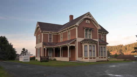 Vista-Panorámica-De-Una-Casa-Museo-Restaurada-Del-Rancho-Hughes-En-El-Parque-Estatal-De-Cabo-Blanco,-Oregon
