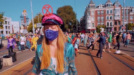 Manifestantes-De-Extinción-De-Rebelión-Bailando-En-El-Puente-Blauwbrug-En-Amsterdam,-Países-Bajos-19-9-2020