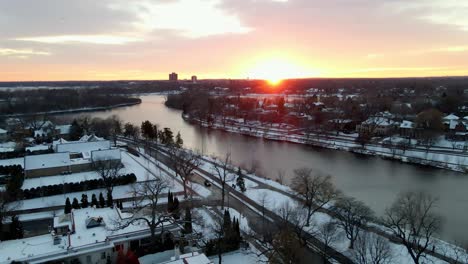 Wunderschöner-Sonnenuntergang-über-Dem-Lake-Of-The-Isles,-Luftaufnahme-Der-Vororte-Von-Minneapolis-Im-Winter