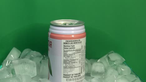 2-3-Leckere,-Fruchtig-erfrischende-Gekühlte-Foco-Litschi-Getränke-Mit-Blumigem-Aroma-Auf-Einem-Um-360-Grad-Drehbaren,-Gefüllten-Eiskübel-Vor-Einem-Grünen-Bildschirm