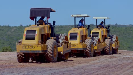 Los-Rodillos-Industriales-De-Pie-De-Oveja-Compactan-El-Terreno-Con-Tambores-Vibrantes