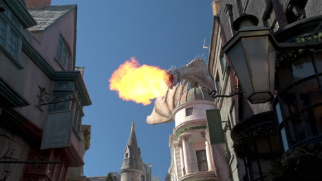 Handaufnahme-Eines-Feuerblasenden-Drachen-In-Der-Zauberwelt-Von-Harry-Potter,-Winkelgasse-–-Universal-Studios