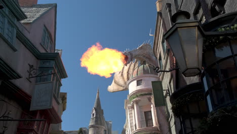 Toma-Manual-De-Un-Dragón-Que-Sopla-Fuego-En-El-Mundo-Mágico-De-Harry-Potter-Callejón-Diagon---Universal-Studios