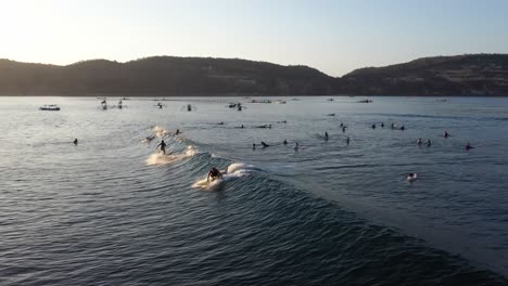 Olas-Oceánicas-Crecientes-Con-Surfistas-Principiantes-En-Gerupuk,-Lombok,-Indonesia