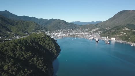 Picton-Marina,-Nueva-Zelanda-En-Un-Cielo-Azul-Día-Soleado