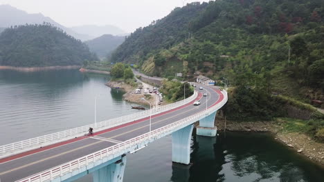 4-Km-Radfahren-über-Die-Brücke-Am-Tausend-Insel-See-In-Der-Nähe-Von-Qiandao,-China