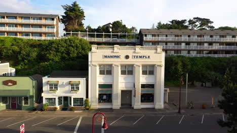 Außenfassade-Des-Freimaurertempels-In-Der-Altstadt-Von-Bandon,-Oregon