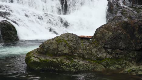 Im-Spätherbst-Strömt-Wasser-über-Die-Dougan-Falls,-Dicht-Nach-Oben