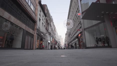 Visitantes-Con-Máscaras-Faciales-En-La-Popular-Calle-Comercial-Rue-Neuve-En-Bruselas