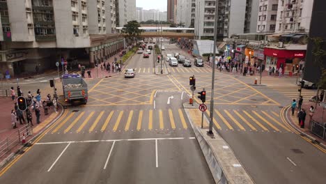 Gente-Cruzando-La-Calle-En-El-Centro-De-Hong-Kong,-Vista-Aérea