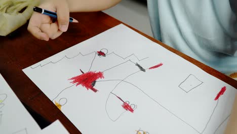 Niño-Asiático-Dibujando-Y-Coloreando-En-Casa