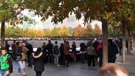 Personas-Que-Visitan-El-Monumento-Y-Museo-Nacional-Del-11-De-Septiembre-En-La-Ciudad-De-Nueva-York,-Estados-Unidos,-En-Octubre