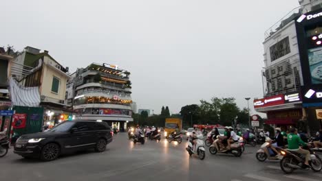 Belebte-Kreuzung-Entlang-Der-Straßen-Von-Hanoi-Am-Abend-An-Einem-Bewölkten-Tag