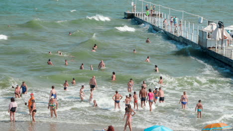 Menschen-Schwimmen-In-Großen-Wellen-In-Der-Nähe-Des-Piers-Im-Schwarzen-Meer