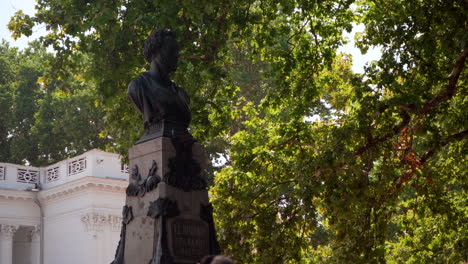 Monument-to-russian-poet-Alexander-Pushkin-in-Odesa,-Ukraine