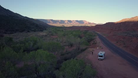 Toma-Aérea-Del-Hombre-Junto-A-Rv-Boondocking-Fuera-Del-Parque-Nacional-Zion,-Utah