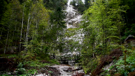 Cascada-De-Palenk-En-El-Valle-De-Logarska,-Eslovenia,-Arroyo-Alpino-Que-Cae-En-Cascada-Sobre-Rocas,-4k,-Tiro-Constante