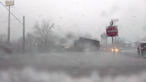 Autos-Fahren-Durch-Den-Schnee-In-Indiana,-Aus-Einem-Nebligen-Fenster-Gesehen,-Zeitlupe