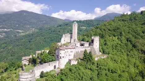 Luftpanoramablick-Auf-Castel-Telvana-In-Borgo-Valsugana,-Trentino,-Italien-Mit-Drohne,-Die-An-Einem-Sehr-Klaren-Tag-Nach-Vorne-Fliegt