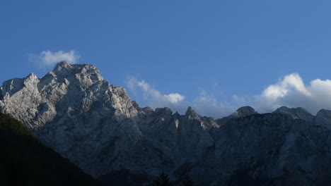 Zeitrafferwolken-über-Berggipfel-Bei-Sonnenuntergang,-Ojstrica-Und-Kamnisko-Savinja-Alpen,-Slowenien,-Logarska-Dolina,-Europäische-Alpen