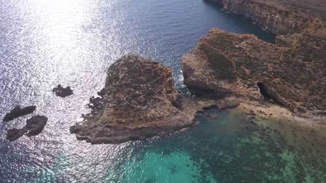 Vista-Aérea-De-Comino,-Malta-Y-Laguna-Azul