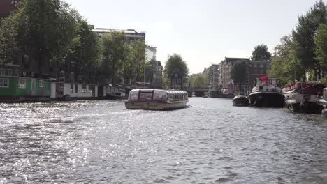 Touristische-Bootsfahrt-In-Der-Wunderschönen-Altstadt-Von-Amsterdam,-Niederlande