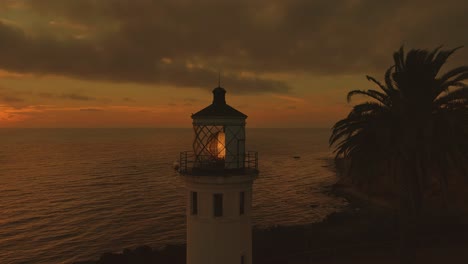 Abgestufte-Version-Des-Sonnenuntergangs-Luftbildvideos-Des-Berühmten-Leuchtturms-Point-Vicente