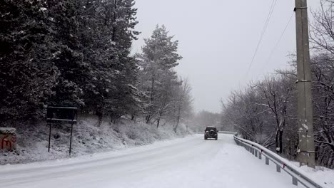 Vehículo-Todoterreno-Conduciendo-A-Través-De-La-Nieve-Y-Una-Ligera-Niebla-En-El-Bosque-Sabaduri-En-Georgia-Durante-El-Mes-De-Diciembre