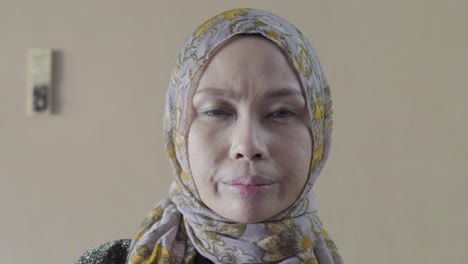 Mujer-Musulmana-Que-Parece-Ligeramente-Decepcionada-Por-El-Zoom-De-La-Cámara