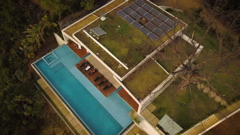 Wunderschöne-Luftaufnahme-Eines-Modernen-Tropischen-Hauses-Mit-Einem-Unendlichen-Pool