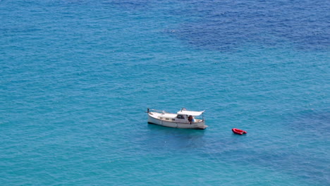 Small-boat-laying-in-the-ocean
