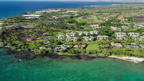 Drohnenaufnahmen-Von-Eigentumswohnungen-Und-Häusern-Entlang-Der-Küste-Der-Großen-Insel-Hawaii