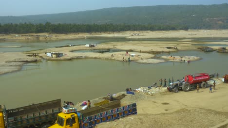 Schwenkaufnahme-Des-Täglichen-Lebens-In-Jaflong-Am-Piyain-Fluss-In-Bangladesch