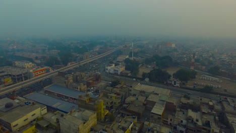 Draufsicht-Auf-Die-Belebte-Stadt-Mit-Straßen-Und-Brücke,-Bombay,-Indien,-Mit-Einem-Rettungszentrum,-Einem-Schnorchel-Sowie-Einem-Turm-Und-Einem-Dach-Der-Häuser